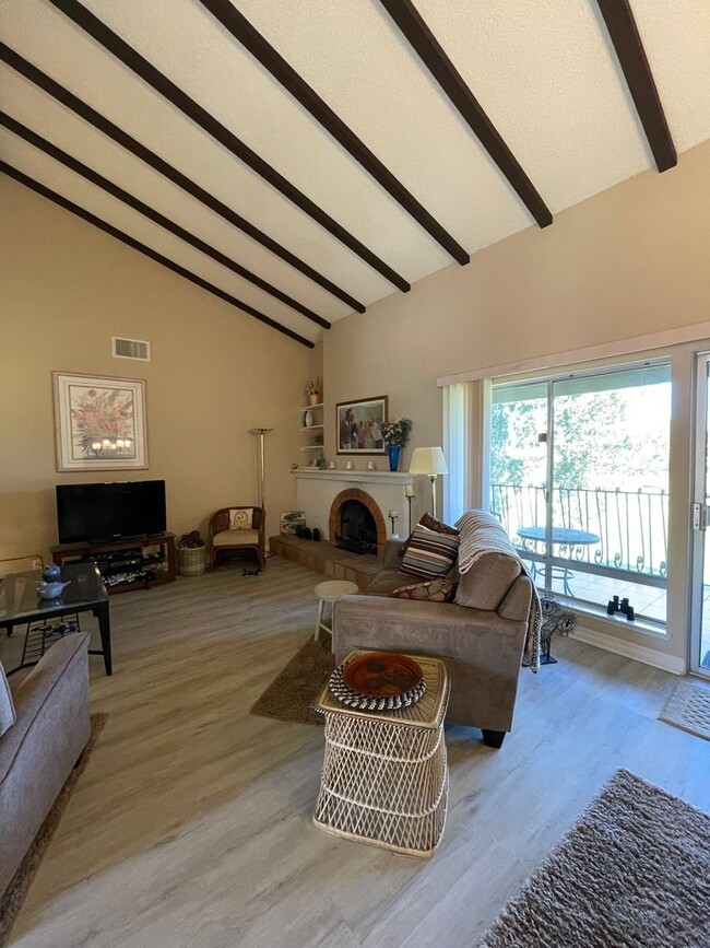 Building Photo - Charming 3Br/2Ba Updated Fully Furnished V...