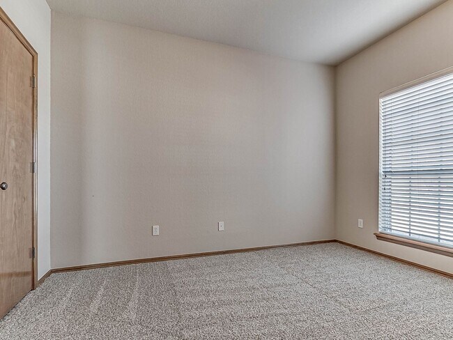 Building Photo - 4 Bed | 2 Bath | 2 Car Garage - Edmond Schools - North Hampton Addition