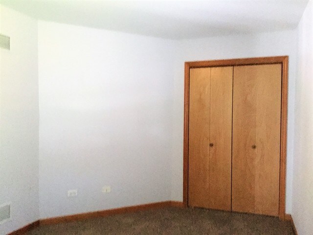 Building Photo - 262 Lakeview Ct