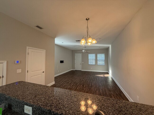 Building Photo - Downtown Central Location 2/2 Townhome with fenced yard and garage