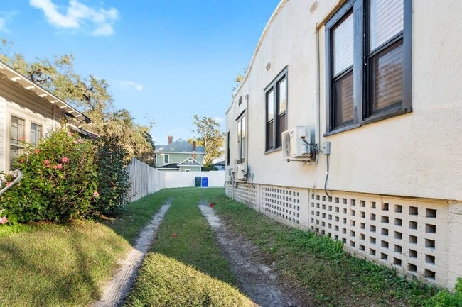 Building Photo - 713 1/2 Johnson Ave