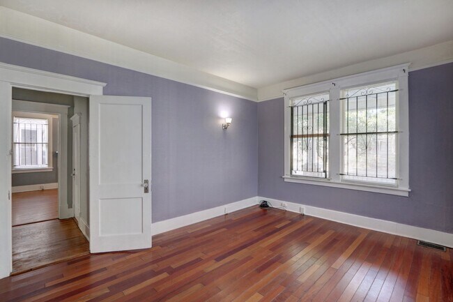 Building Photo - Large Historic Three (of four) Bedroom Apartment