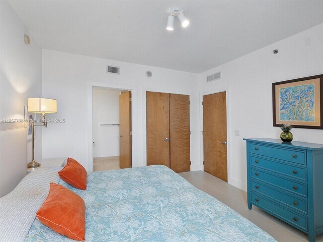 Building Photo - 1060 Brickell Ave