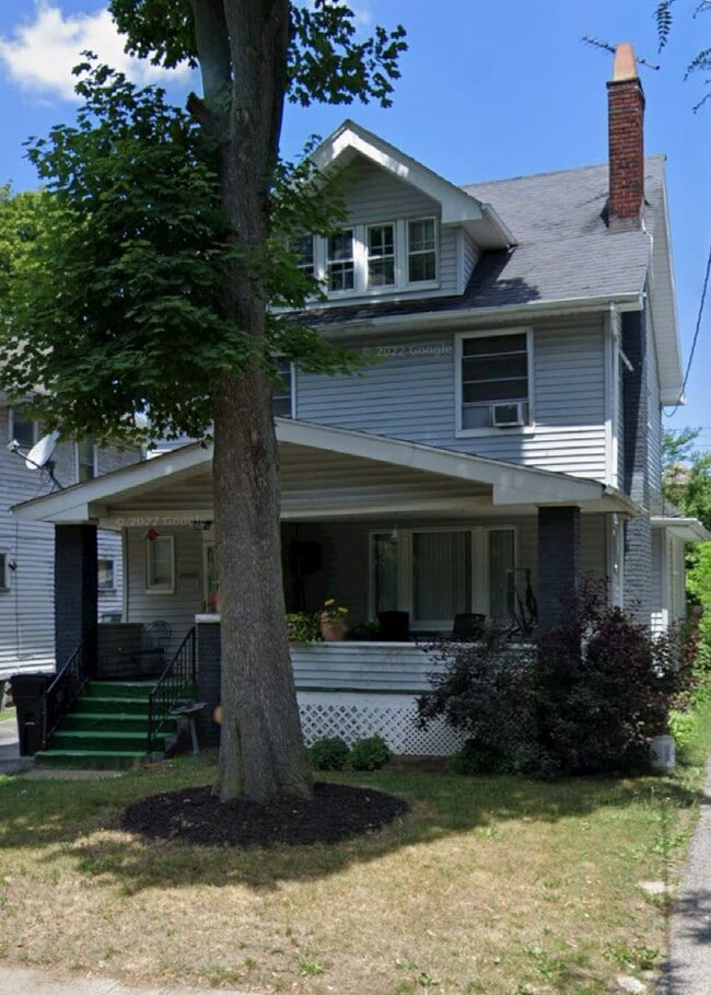 Building Photo - Section 8 Accepted! Spacious Newly Renovat...
