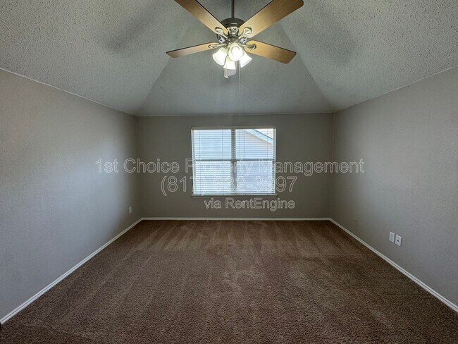 Building Photo - 304 E Clover Park Dr