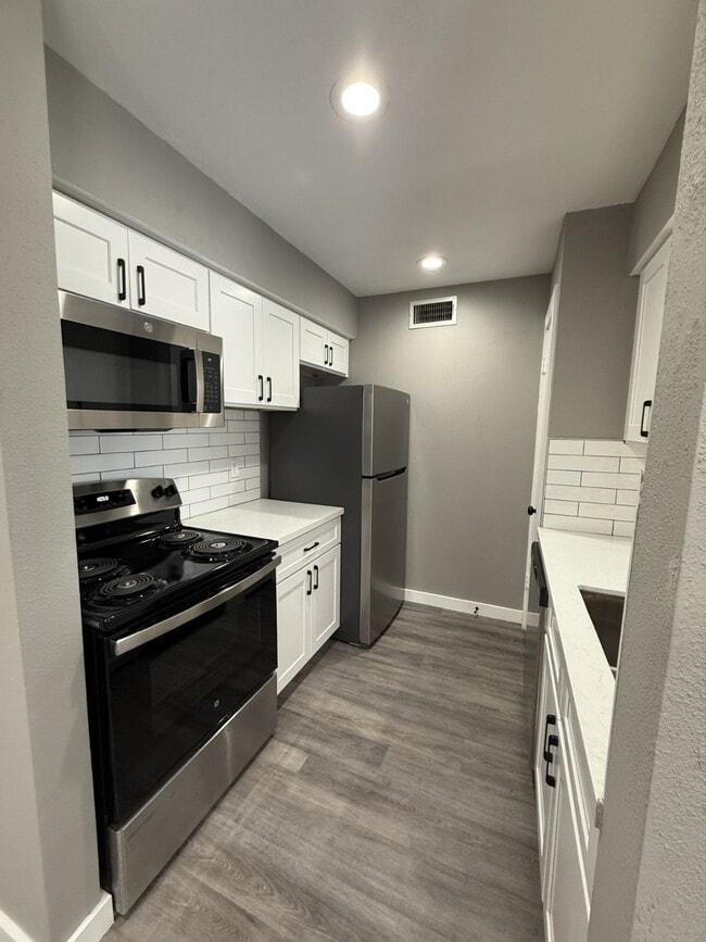 Building Photo - 3300 Pebblebrook Dr