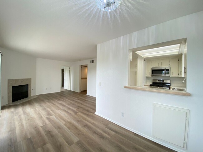Building Photo - Bright 2 Bedroom Condo in Oceanside!