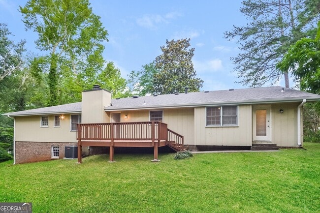 Building Photo - 2245 Pinewood Dr