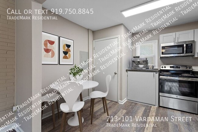 Building Photo - 713 Vardaman St