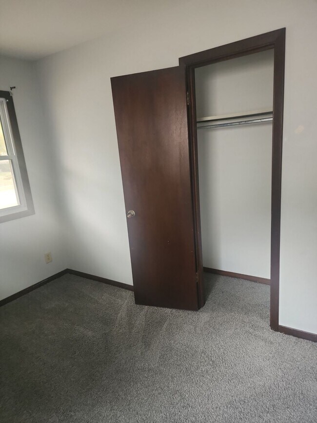 Building Photo - 1765 Valley Dr