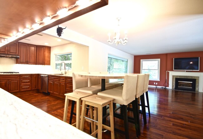 Building Photo - Lake Forest Park Four Bedroom