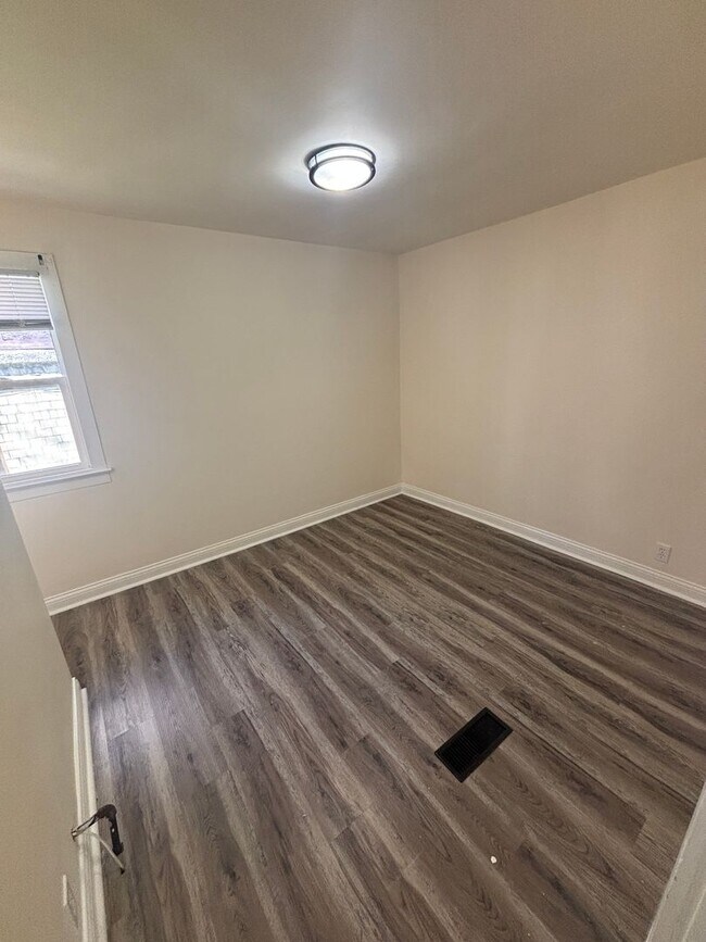 Building Photo - 715 1/2-570-572 E Main St