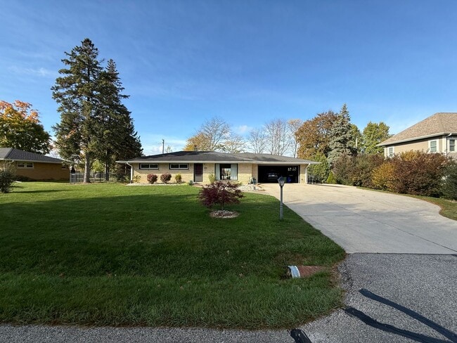 Building Photo - Charming Single Family Home in Brookfield - FIRST MONTH RENT HALF OFF!
