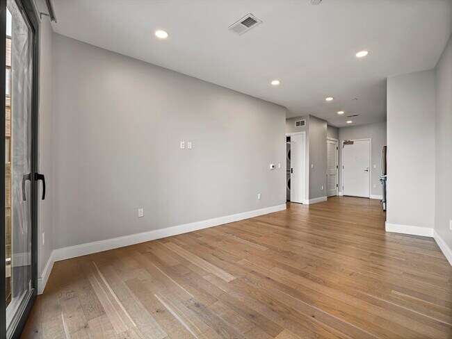 Building Photo - 9 Central St