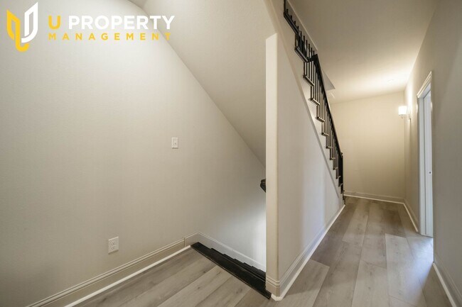 Building Photo - 2745 Troutt Dr