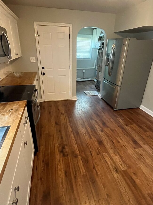Building Photo - Perfect Small Affordable Family Home w/ Fe...