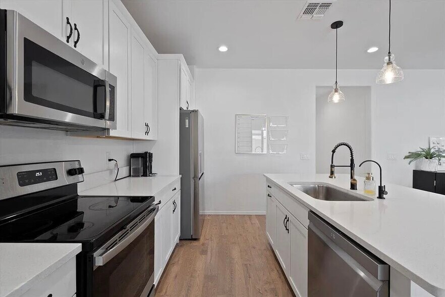 Building Photo - 6313 N 68th Dr