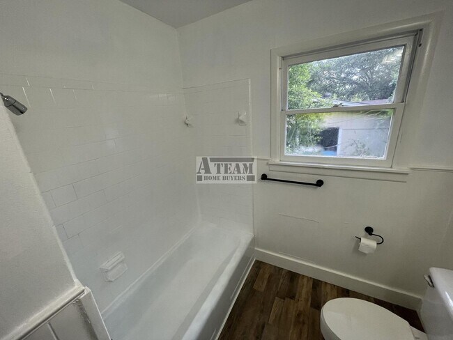 Building Photo - Newly updated 3 Bedroom 2 Bath located in ...