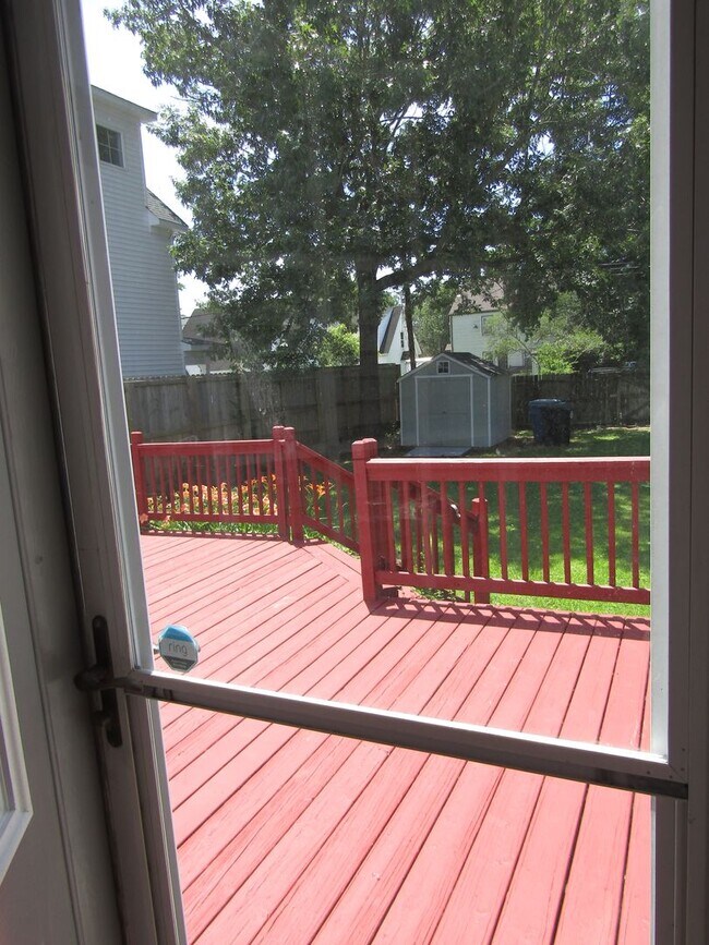 Building Photo - Gorgeous, Completely renovated 3 bedroom