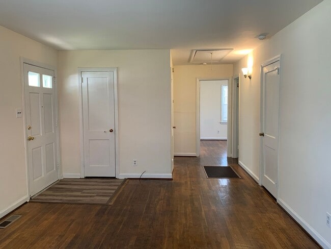 Building Photo - Cozy Ranch Style Home!!