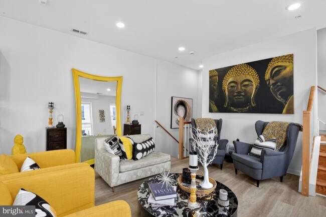 Building Photo - 2352 W Thompson St