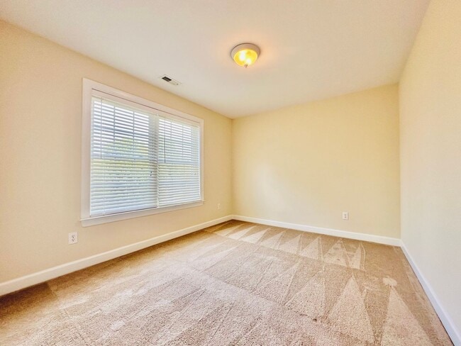 Building Photo - 5 BD, 4 BA Beautiful Wakefield Home