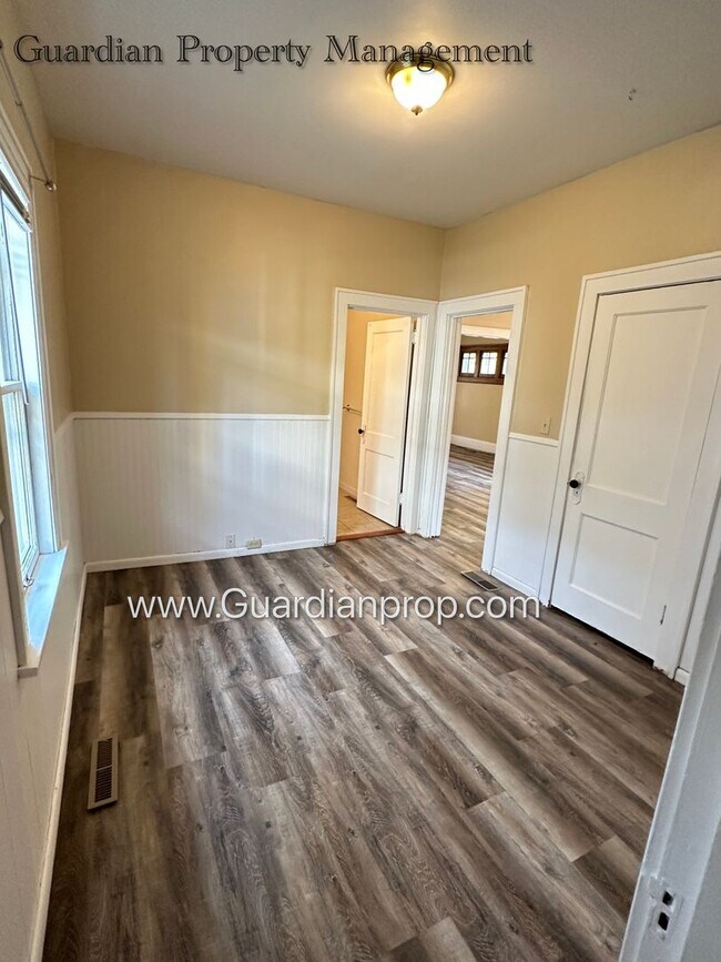Building Photo - South Minneapolis SFH, Fenced Yard, 1 Car Garage, Dishwasher, Laundry, October Availability