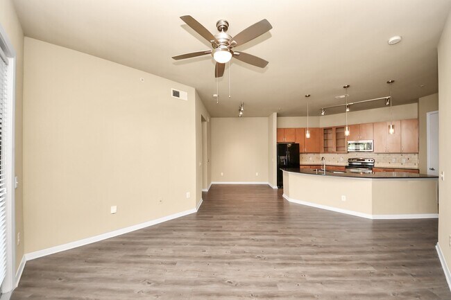 Building Photo - 5455 Richmond Ave.