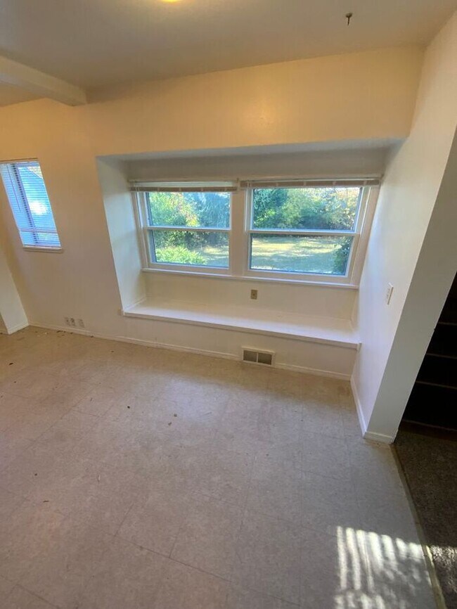 Building Photo - University Place HOME! 3bdr 2 bath