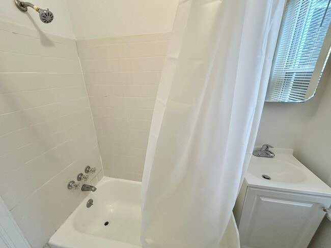 Building Photo - 2409 N Park Ave