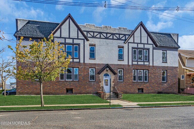 Building Photo - 922 4th Ave