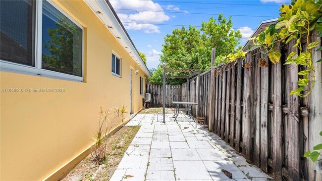 Building Photo - 806 N 24th Ave