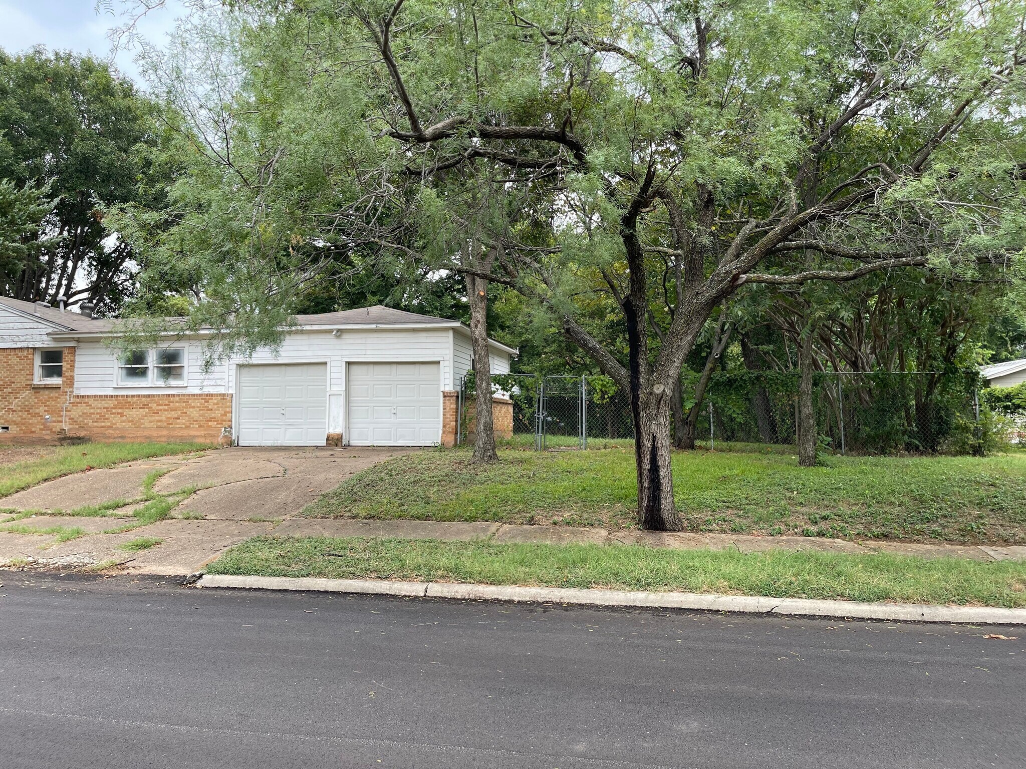 Garages and side backyard. - 102 E Ireland Dr