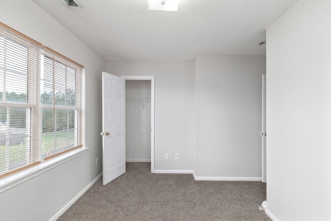 Building Photo - 2 Bed 2.5 Bath Townhome