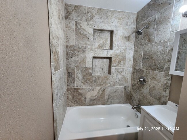Building Photo - Updated 1 bed/1bath - move in ready