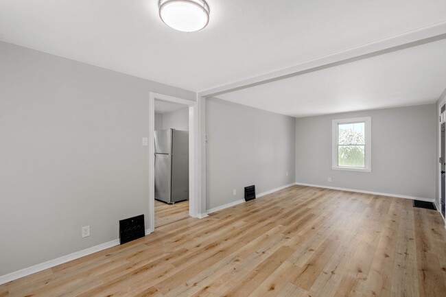 Building Photo - GORGEOUS 3 BEDROOM HOME IN DRAVOSBURG WITH...