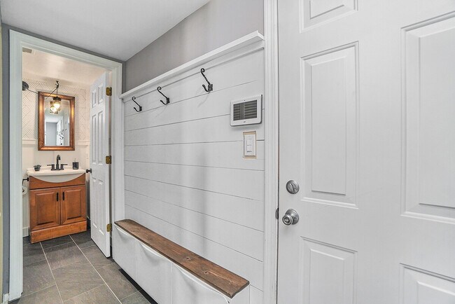 Building Photo - 1191 Easton Dr