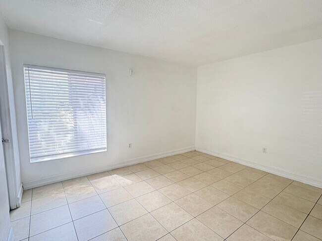 Building Photo - 1830 Maravilla Ave