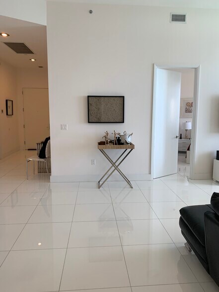 Building Photo - 15811 Collins Ave