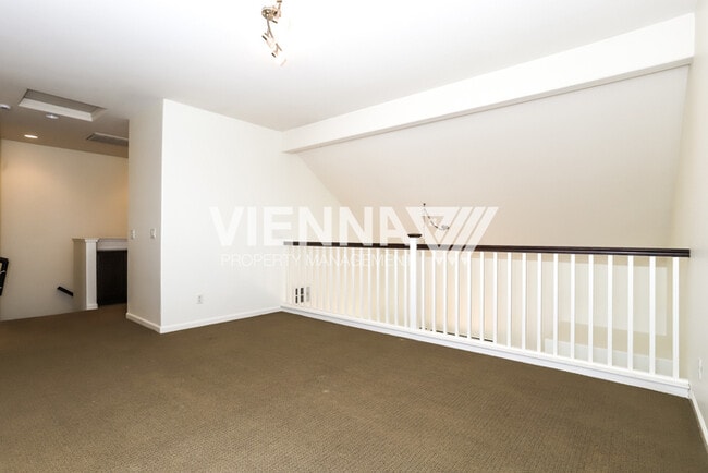 Building Photo - Beautiful Townhouse for Rent in Sacramento!