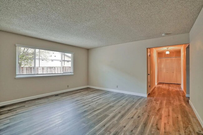 Building Photo - 512 Alberta Ave