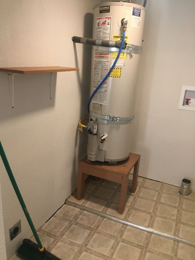 Building Photo - Paradise Cozy 2 bed one bath off of upper ...