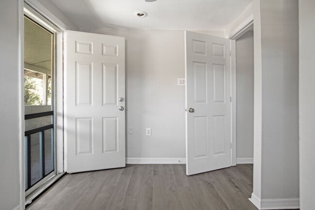 Building Photo - 1002 Avenue E