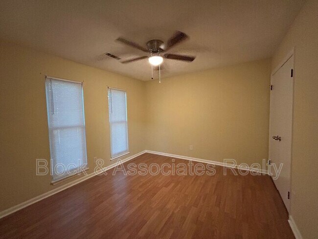 Building Photo - 906 Forestglen Dr