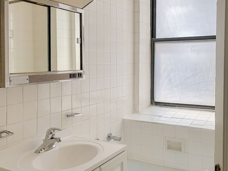 Building Photo - 531 W Briar Pl