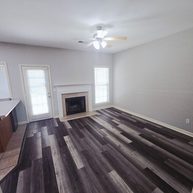 Building Photo - Spacious 3 BR / 2.5 BA in Birmingham!