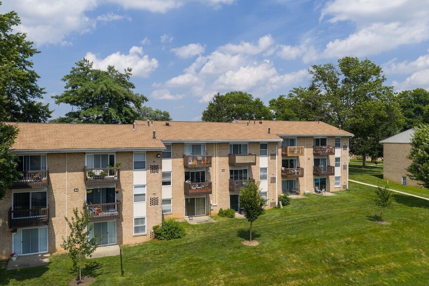 Primary Photo - Top Of The Hill Apartments
