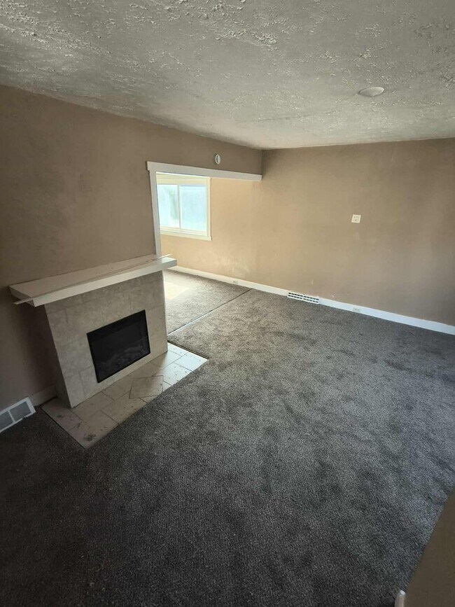 Building Photo - Cute 3 Bedroom Fully Renovated House in We...