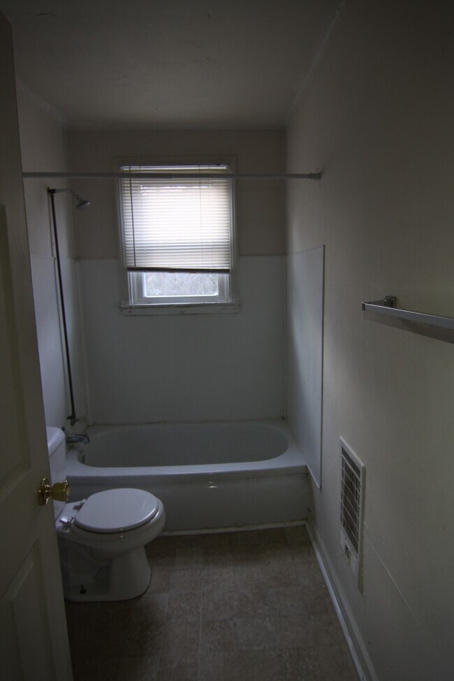 Building Photo - 2 Bedroom Home For Rent Near APSU!