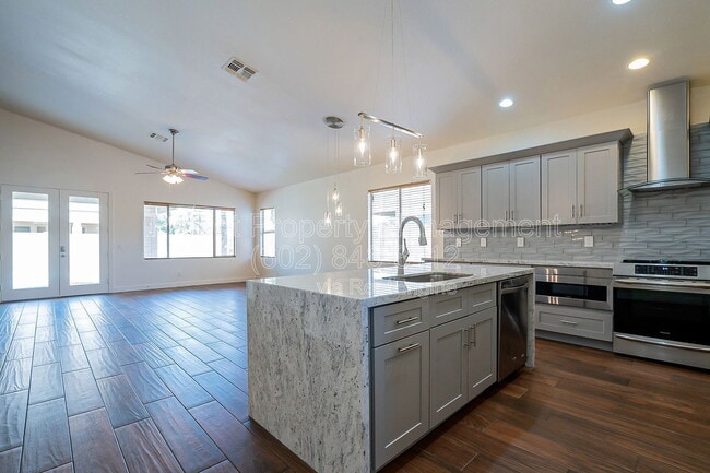 Building Photo - 3536 E San Pedro Ave
